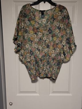 Robert Louis Green Floral V-Neck Flutter Blouse